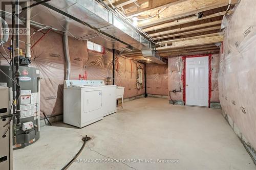 75 Lewis Honey Drive, Aurora, ON - Indoor Photo Showing Laundry Room