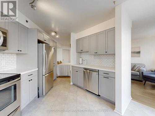 715 - 75 Weldrick Road E, Richmond Hill, ON - Indoor Photo Showing Kitchen With Upgraded Kitchen