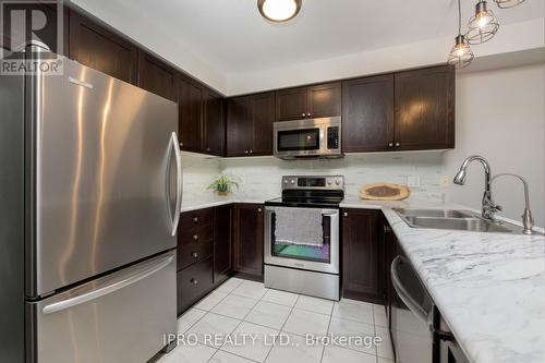 834 Cook Crescent, Shelburne, ON - Indoor Photo Showing Kitchen With Double Sink