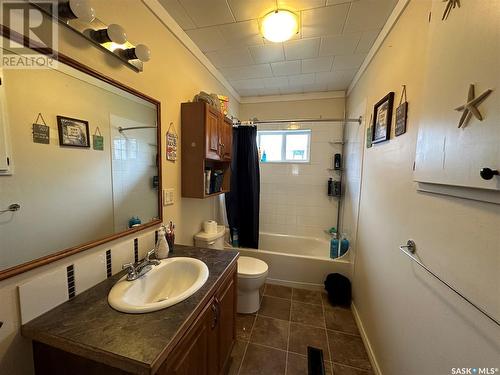 205 3Rd Avenue, Meacham, SK - Indoor Photo Showing Bathroom