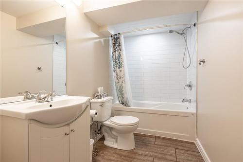 bathroom lower unit - 166 East 34Th Street, Hamilton, ON - Indoor Photo Showing Bathroom