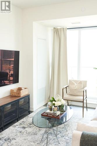 1005 - 200 Sackville Street, Toronto, ON - Indoor Photo Showing Living Room