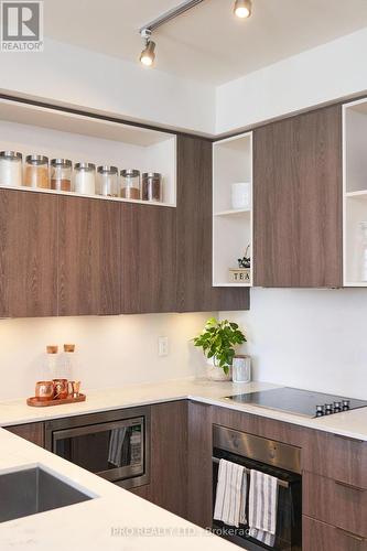 1005 - 200 Sackville Street, Toronto, ON - Indoor Photo Showing Kitchen With Upgraded Kitchen