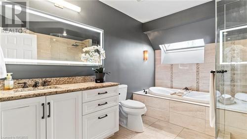 Main Bathroom - 275 4Th Street Crescent, Hanover, ON - Indoor Photo Showing Bathroom
