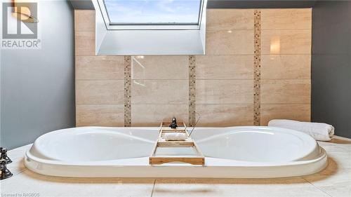 Relax & Unwind - 275 4Th Street Crescent, Hanover, ON - Indoor Photo Showing Bathroom