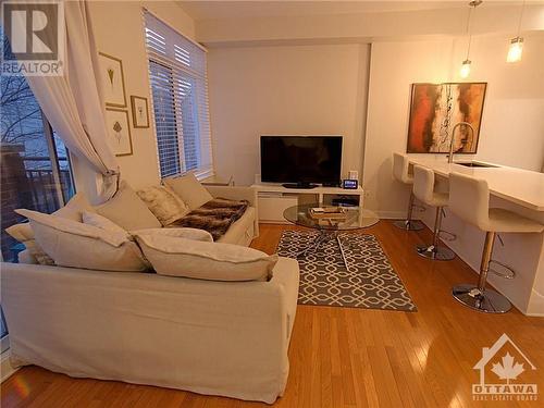 414 Nepean Street Unit#G, Ottawa, ON - Indoor Photo Showing Living Room