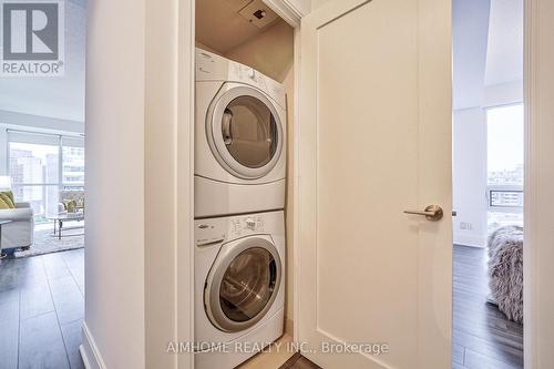 1120 - 70 Roehampton Avenue, Toronto, ON - Indoor Photo Showing Laundry Room