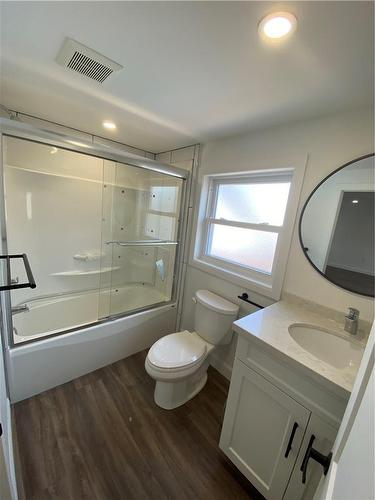 176 Queensdale Avenue E|Unit #Upper, Hamilton, ON - Indoor Photo Showing Bathroom