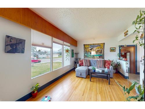 317 8Th Street S, Cranbrook, BC - Indoor Photo Showing Living Room