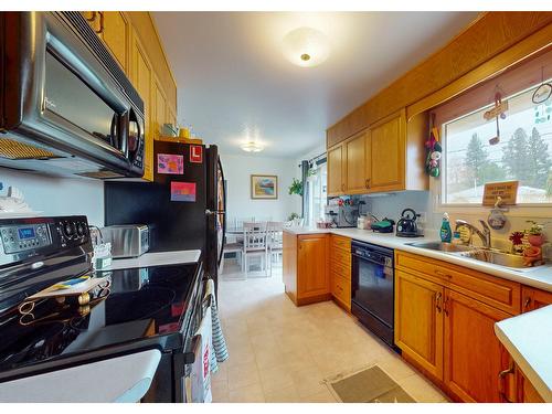 317 8Th Street S, Cranbrook, BC - Indoor Photo Showing Kitchen With Double Sink