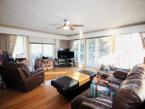 345 Schubert Drive, Kamloops, BC - Indoor Photo Showing Living Room