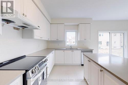 7 Charles White Court, East Gwillimbury, ON - Indoor Photo Showing Kitchen