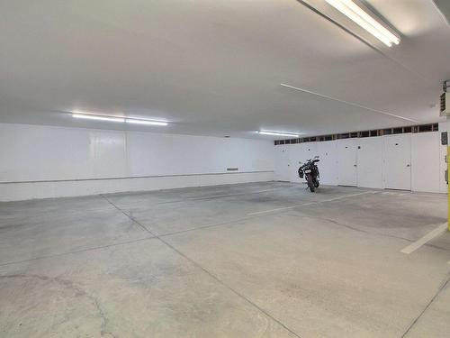 Garage - 102-1085 Rue Du Moulin, Magog, QC - Indoor Photo Showing Garage