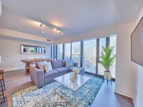 1004-188 Cumberland St, Toronto, ON - Indoor Photo Showing Living Room