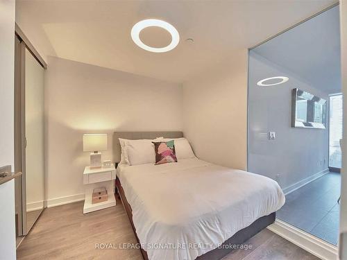 1004-188 Cumberland St, Toronto, ON - Indoor Photo Showing Bedroom