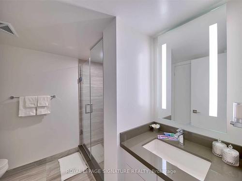 1004-188 Cumberland St, Toronto, ON - Indoor Photo Showing Bathroom