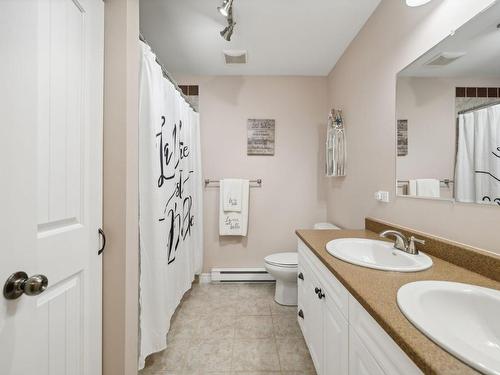 Bathroom - 145 Ch. L'Heureux, Lac-Sainte-Marie, QC - Indoor Photo Showing Bathroom