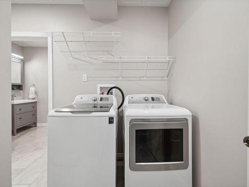 Bathroom - 145 Ch. L'Heureux, Lac-Sainte-Marie, QC - Indoor Photo Showing Laundry Room