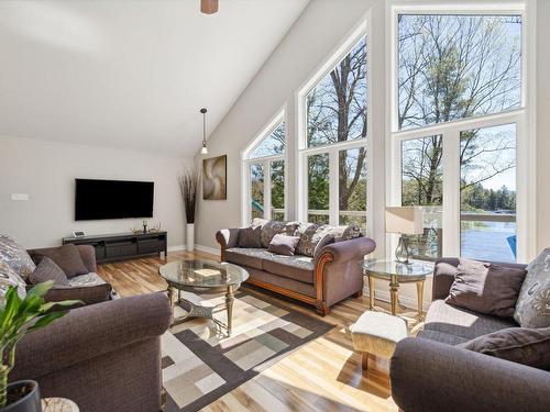 Living room - 145 Ch. L'Heureux, Lac-Sainte-Marie, QC - Indoor Photo Showing Living Room