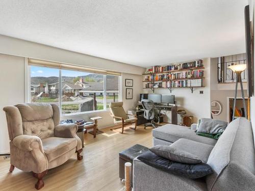 782 Sherwood Drive, Kamloops, BC - Indoor Photo Showing Living Room