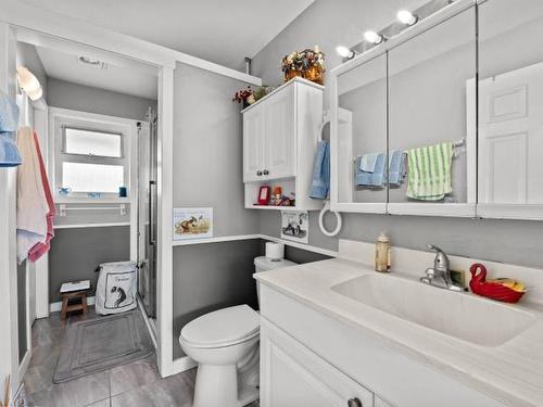 4085 Paxton Valley Rd, Kamloops, BC - Indoor Photo Showing Bathroom