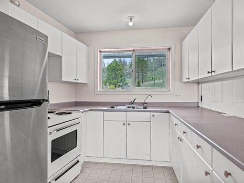 4085 Paxton Valley Rd, Kamloops, BC - Indoor Photo Showing Kitchen With Double Sink