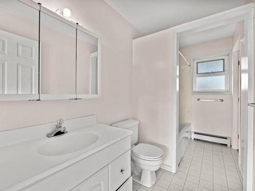 4085 Paxton Valley Rd, Kamloops, BC - Indoor Photo Showing Bathroom