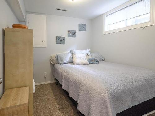 1274 Pleasant Street, Kamloops, BC - Indoor Photo Showing Bedroom