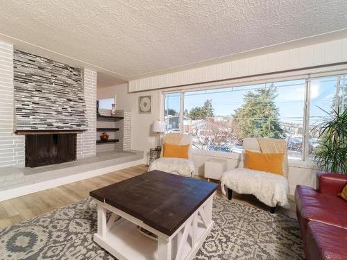 1515 Robinson Cres, Kamloops, BC - Indoor Photo Showing Living Room With Fireplace