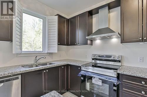 222 Butternut Ridge Tr, Aurora, ON - Indoor Photo Showing Kitchen With Double Sink
