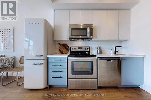 #338 -7608 Yonge St E, Vaughan, ON - Indoor Photo Showing Kitchen