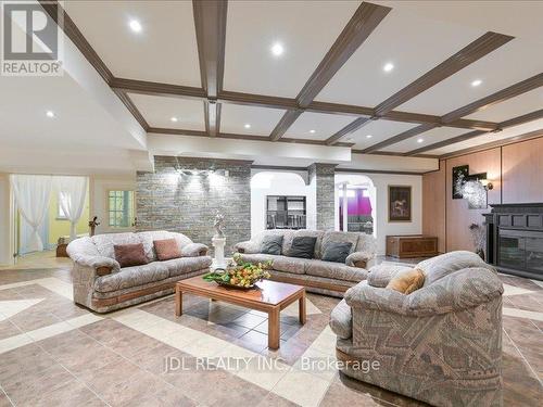 15 Lake Woods Drive, Whitchurch-Stouffville, ON - Indoor Photo Showing Living Room