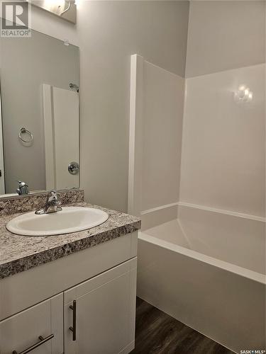 330 I Avenue N, Saskatoon, SK - Indoor Photo Showing Bathroom