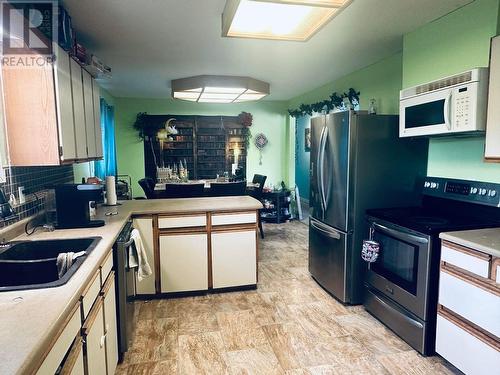 1011 Dog Creek Road, Williams Lake, BC - Indoor Photo Showing Kitchen With Double Sink