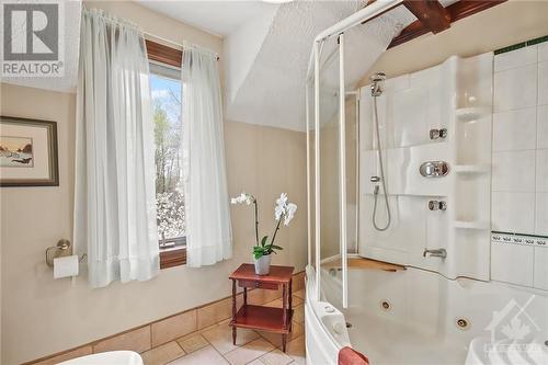 The bathroom with large soaker/jet tub - 7080 Devereaux Road, Ottawa, ON 
