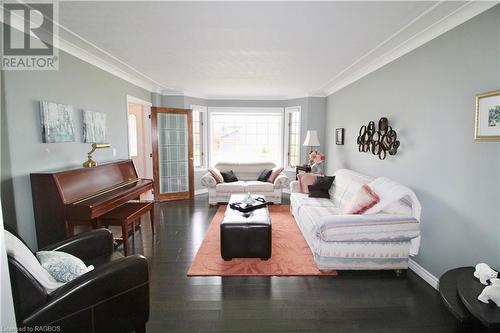 265 4Th Street Crescent, Hanover, ON - Indoor Photo Showing Living Room