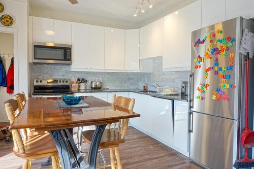 E - 1680 Sinclair Avenue, Windermere, BC - Indoor Photo Showing Kitchen With Upgraded Kitchen