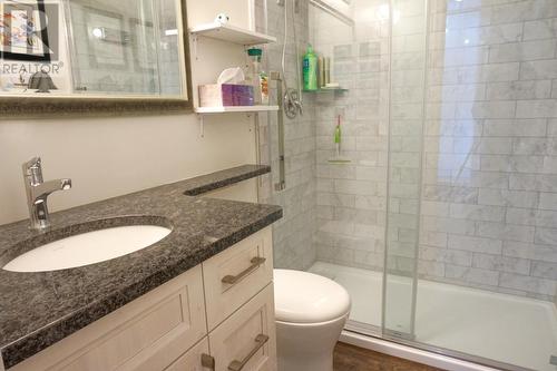 1680 Sinclair  Avenue Unit# E, Windermere, BC - Indoor Photo Showing Bathroom