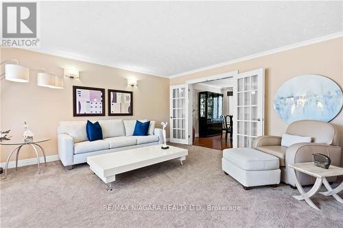7103 Burbank Crescent, Niagara Falls, ON - Indoor Photo Showing Living Room