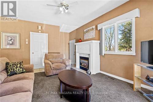 7103 Burbank Crescent, Niagara Falls, ON - Indoor Photo Showing Living Room With Fireplace