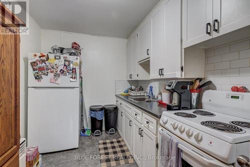 390 Thiel St, London, ON - Indoor Photo Showing Kitchen