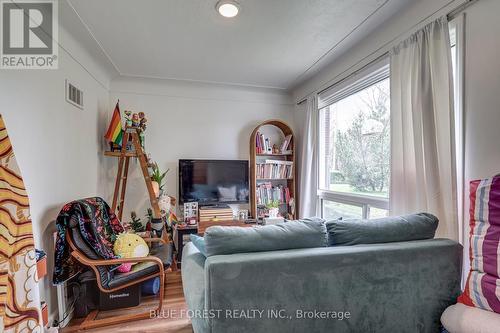 390 Thiel St, London, ON - Indoor Photo Showing Living Room