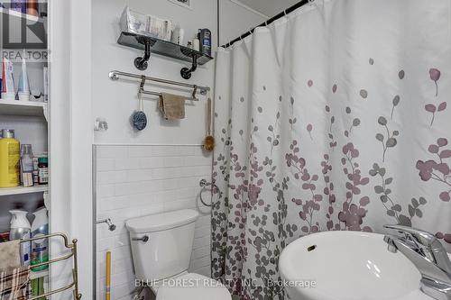 390 Thiel Street, London, ON - Indoor Photo Showing Bathroom