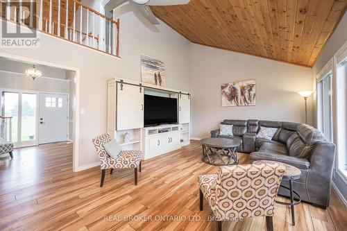 61041 Regional Rd 27, Port Colborne, ON - Indoor Photo Showing Living Room