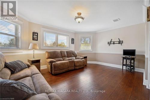 1673 St. Paul Street W, St. Catharines, ON - Indoor Photo Showing Living Room