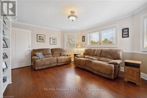 1673 St. Paul Street W, St. Catharines, ON - Indoor Photo Showing Living Room