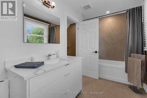 83 Dorchester Drive, Grimsby, ON - Indoor Photo Showing Bathroom