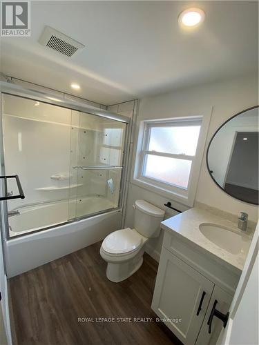 Upper - 176 Queensdale Avenue E, Hamilton, ON - Indoor Photo Showing Bathroom
