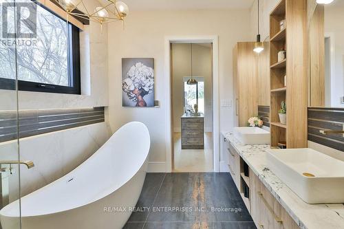 1277 Queen Victoria Avenue, Mississauga, ON - Indoor Photo Showing Bathroom