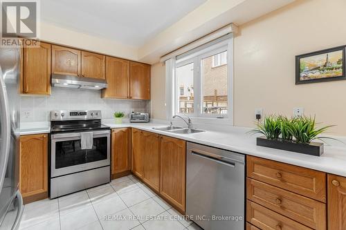 138 Yuile Court, Brampton, ON - Indoor Photo Showing Kitchen With Double Sink